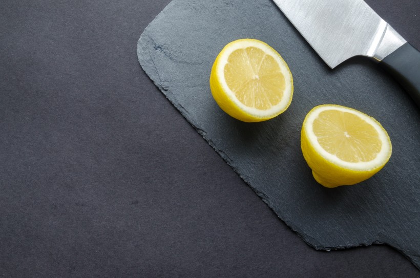 正在切柠檬的水果刀图片(19张)