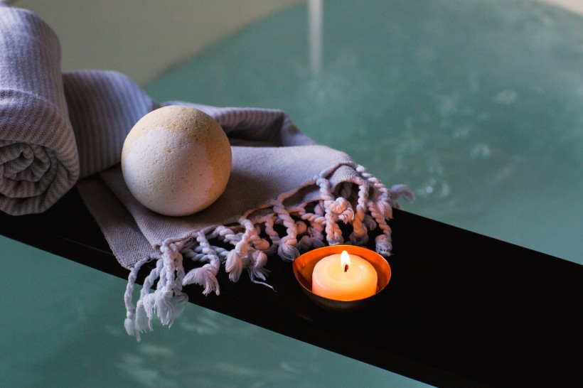 浴缸炸弹和毛巾和蜡烛摆放一起图片(9张)