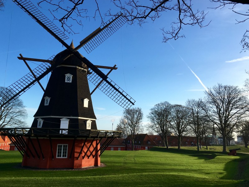 转动的荷兰风车图片(14张)