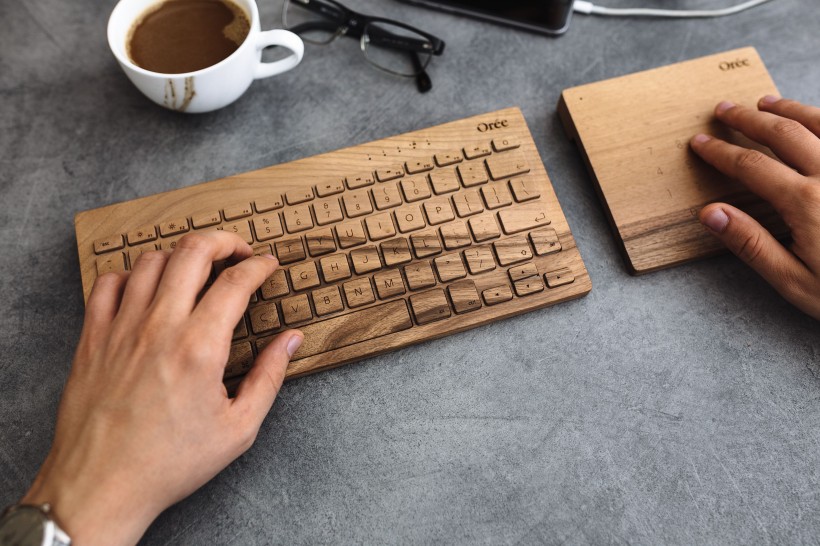 桌上的木制键盘图片(10张)
