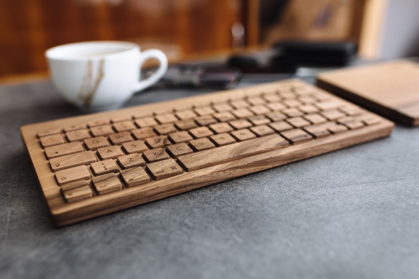 桌上的木制键盘图片(10张)
