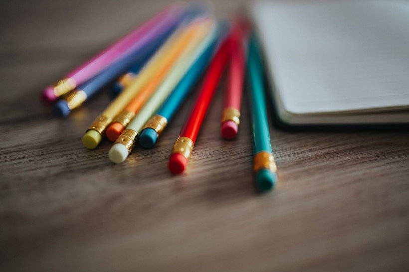桌子上的彩色铅笔图片(10张)