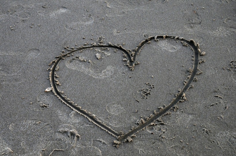 沙滩上的爱心图片(13张)