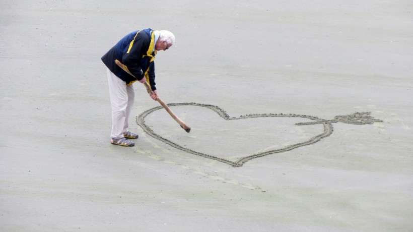 画在沙滩上的心形图片(10张)