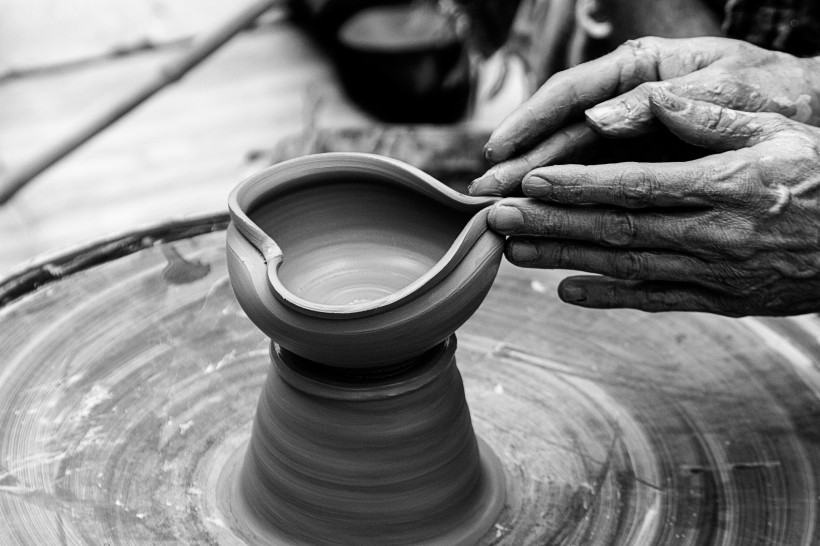 正在拉坯做陶艺的人图片(10张)