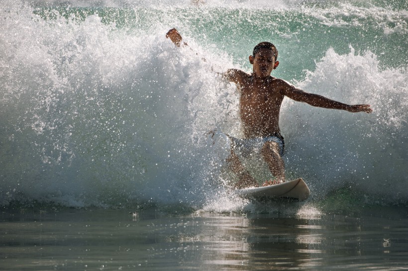 海上冲浪的少年图片(9张)