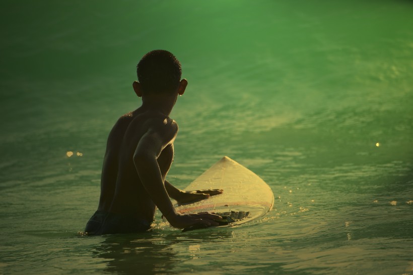 海上冲浪的少年图片(9张)