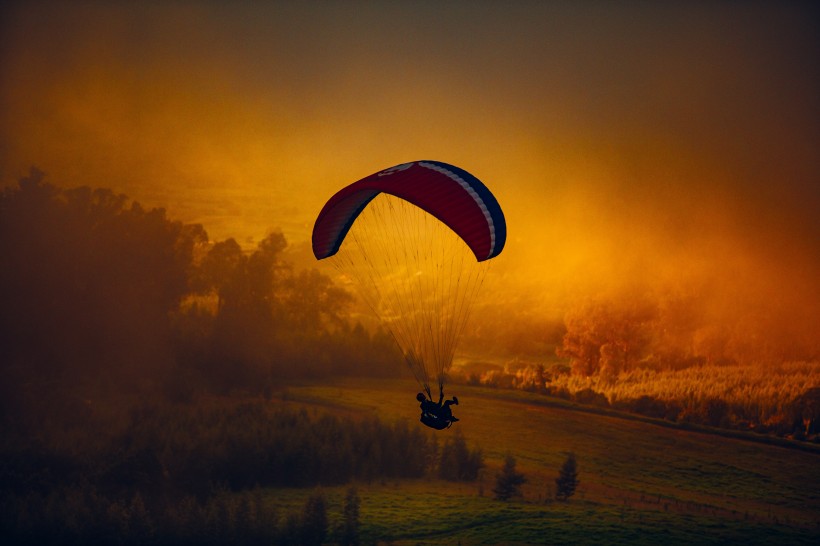 惊险的滑翔伞运动图片(12张)