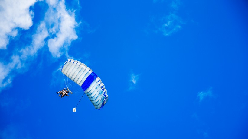 惊险的滑翔伞运动图片(12张)