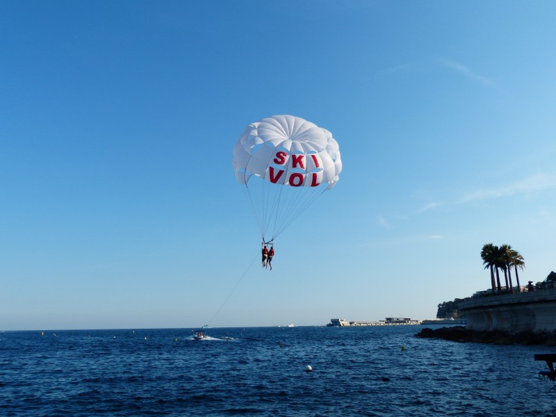 在天空悠闲飞行的滑翔伞图片(15张)