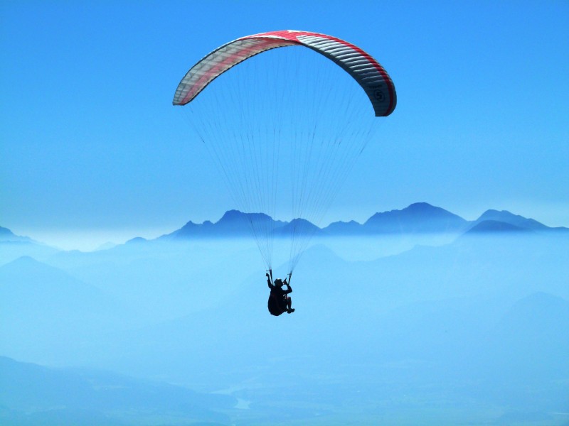 在天空悠闲飞行的滑翔伞图片(15张)