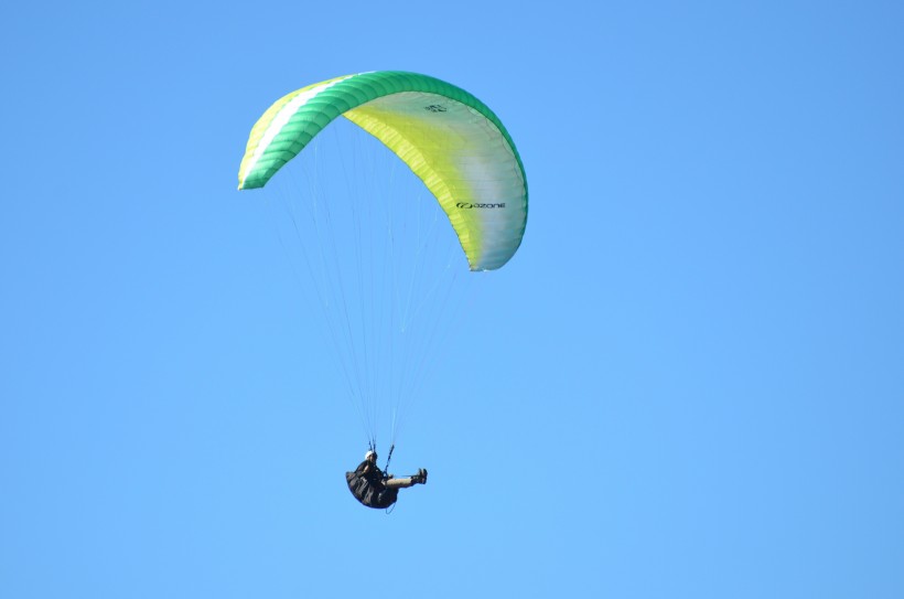 在天空悠闲飞行的滑翔伞图片(15张)