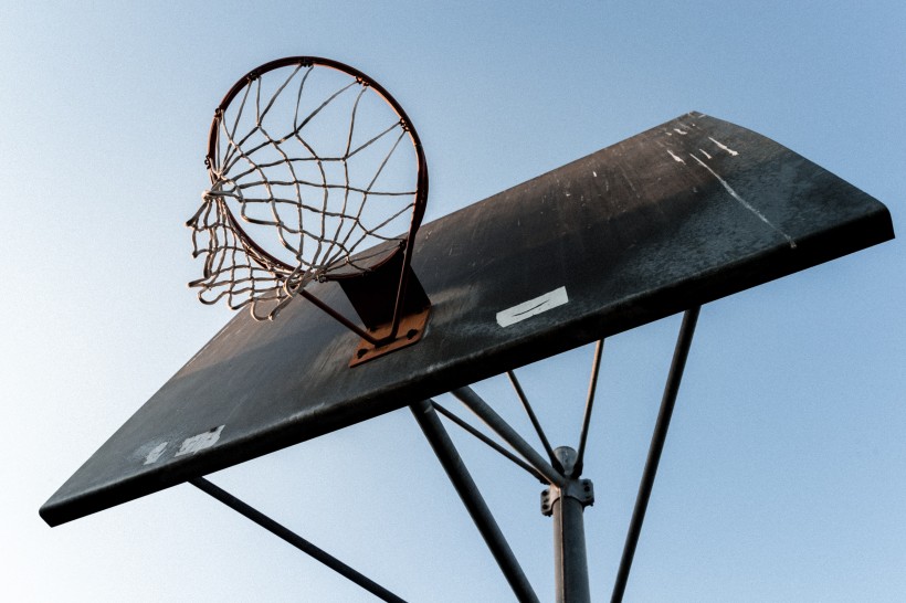 操场篮球框的图片(10张)