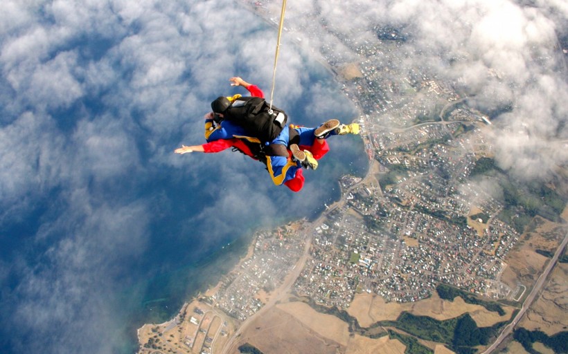 高空极限跳伞图片(7张)