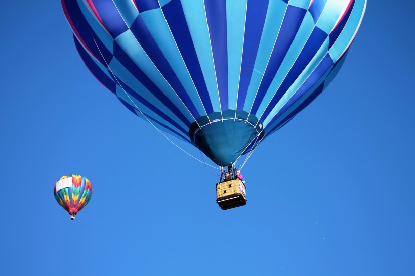 飘在空中的热气球图片(10张)