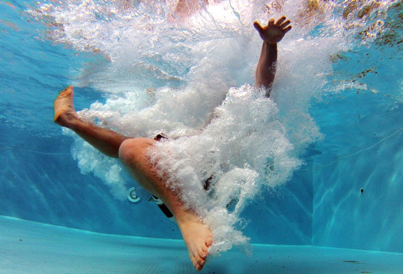 水池游泳的人图片(13张)