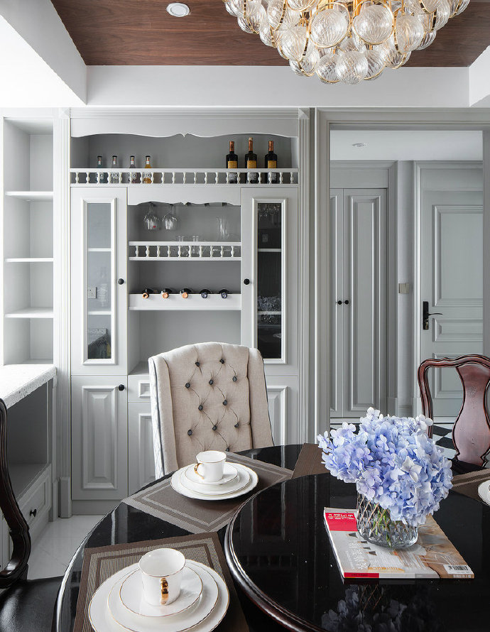 现代美式风三居室装修设计，精致典雅的灰色调给人一种高级感’