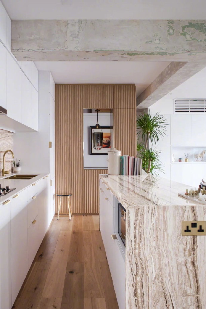 111.5平方米公寓设计与整个公寓温暖的橡木和黄铜色调相辅相成
