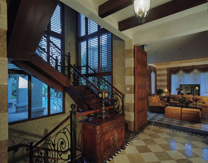美式别墅过道楼梯设计案例展示
