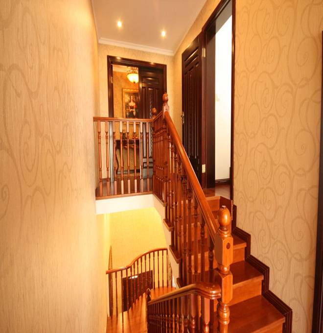美式美式风格过道楼梯设计方案