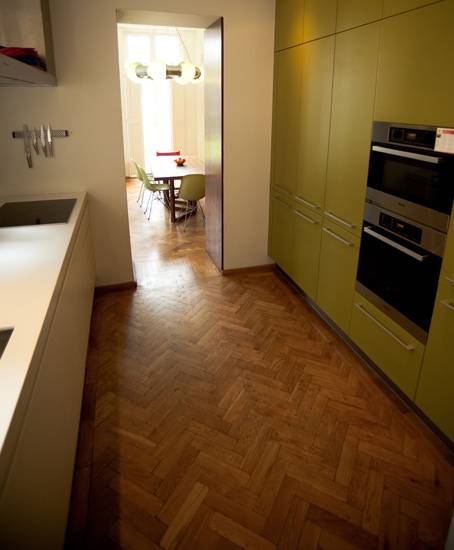 清新自然厨房木地板装修案例