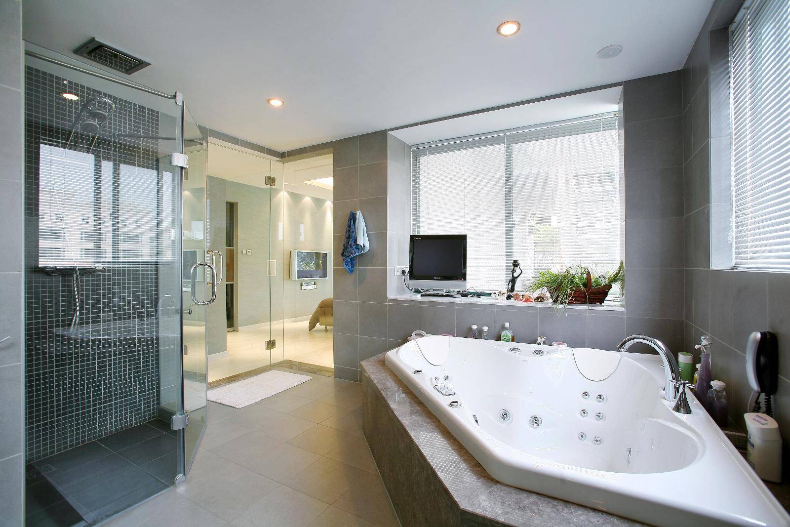 现代简约浴室淋浴房装修案例
