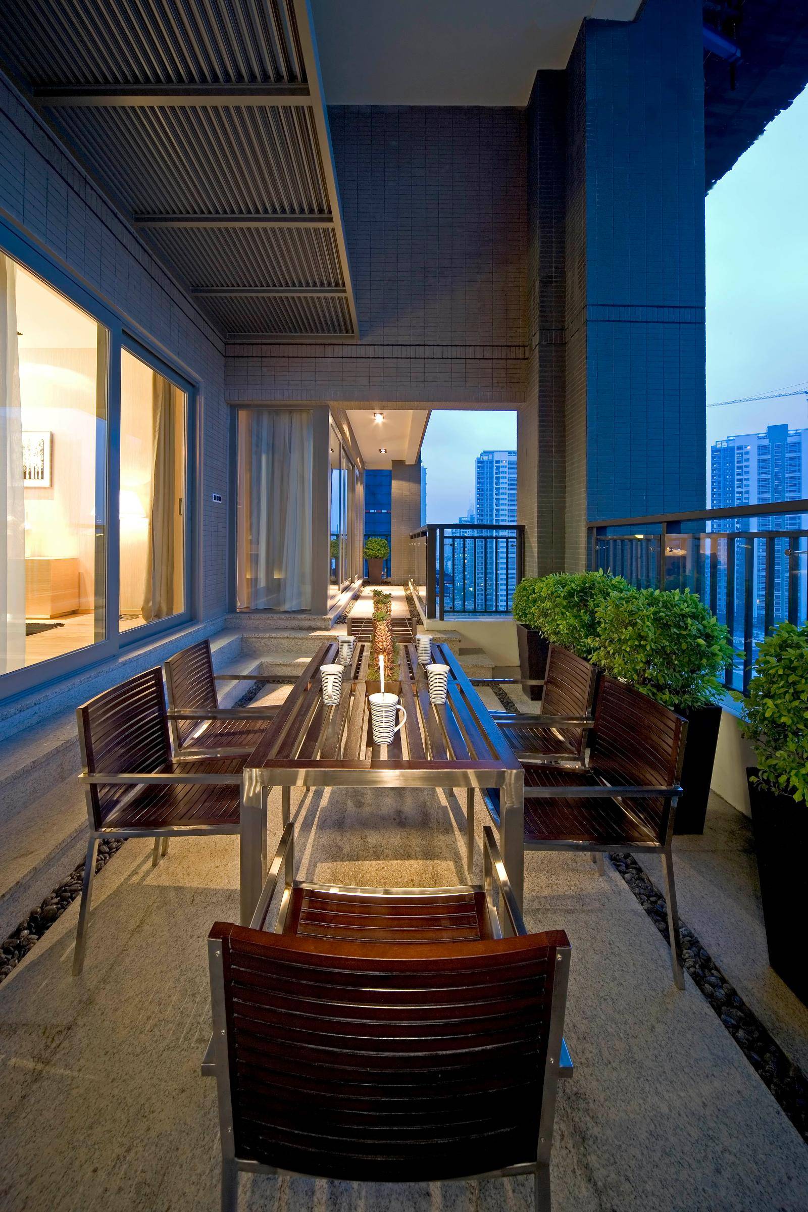 现代简约餐厅阳台装修效果展示