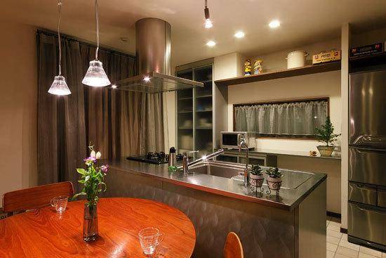 清新自然餐厅厨房窗帘植物餐桌木质餐桌设计案例展示