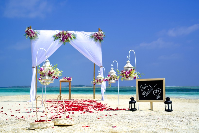 沙滩上的婚礼装饰图片_11张