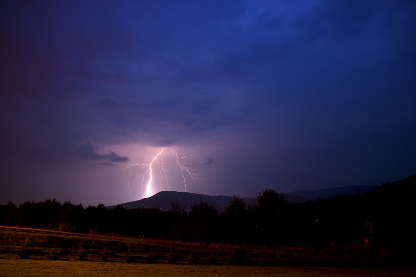 电闪雷鸣的夜空景象图片(9张)