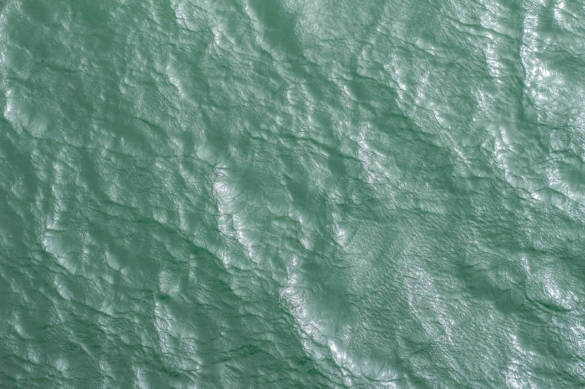 泛着波纹的平静海面图片(11张)
