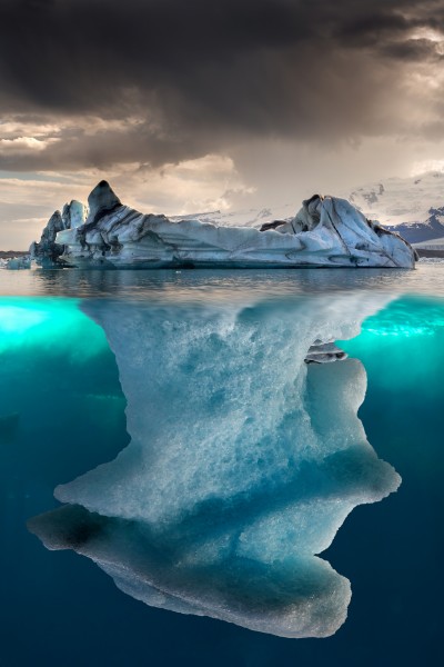 海面冰山图片(9张)