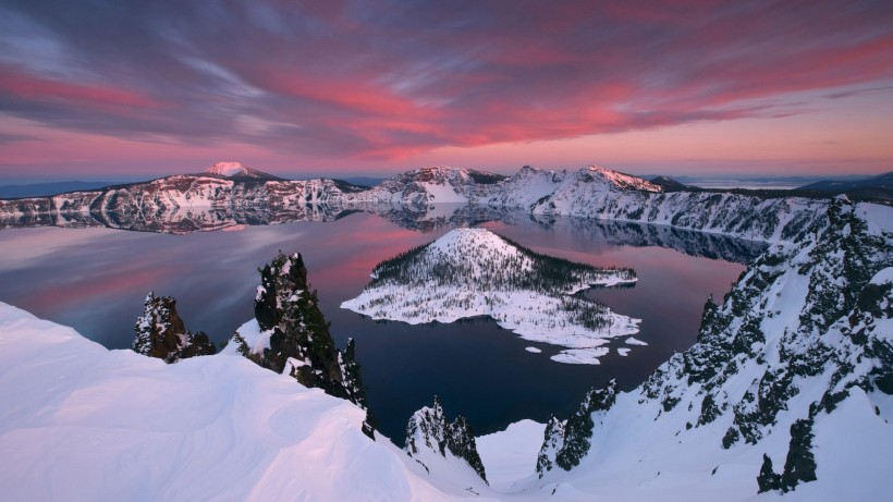 火山口上的湖泊风景图片(12张)