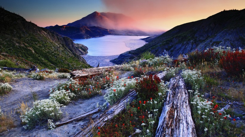火山口上的湖泊风景图片(12张)