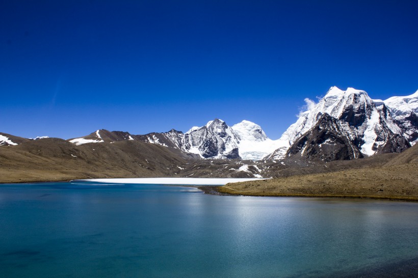 积雪的山峰图片(16张)