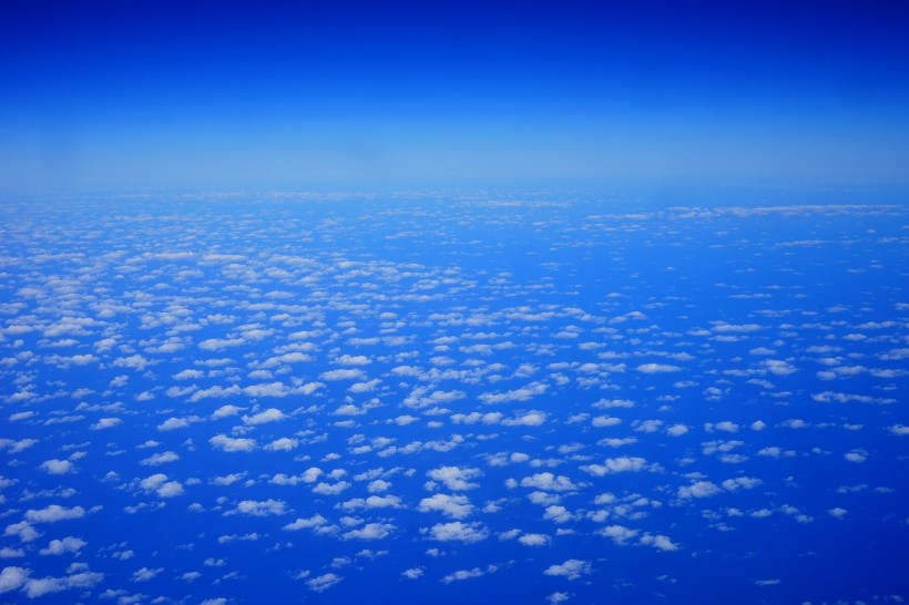 机翼下的蓝天白云图片(9张)