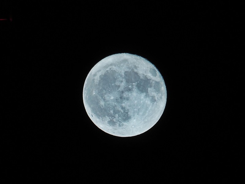 空中的月亮图片(14张)