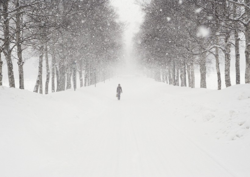 人和美丽雪景图片(7张)