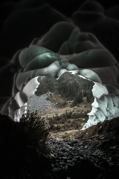 自然形成的山洞图片(7张)