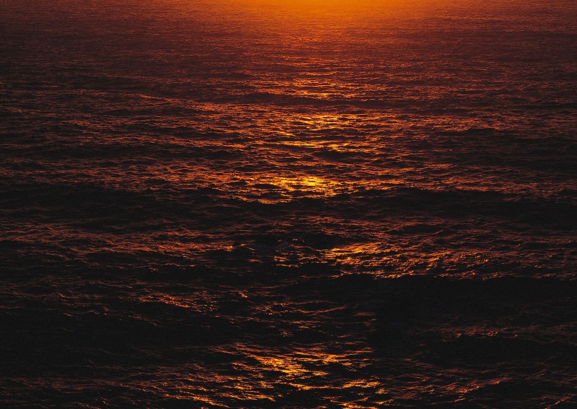 夕阳下的的海面图片(6张)