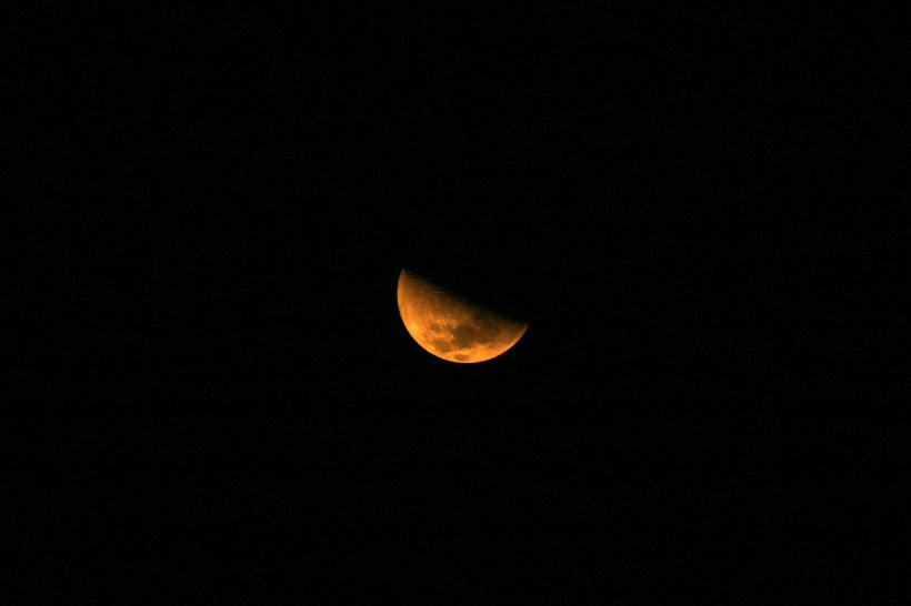 夜晚弯弯的月亮图片(16张)