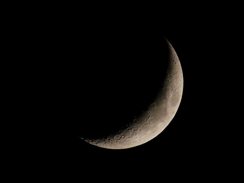 夜晚弯弯的月亮图片(16张)