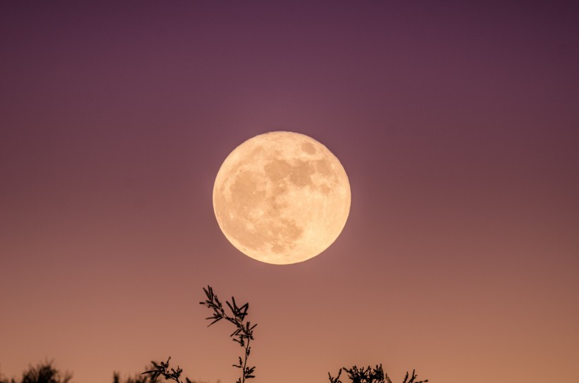 夜空中唯美的月亮图片(10张)