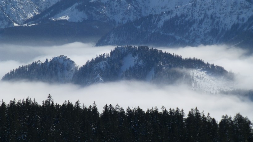 云雾缭绕的山峰图片(15张)