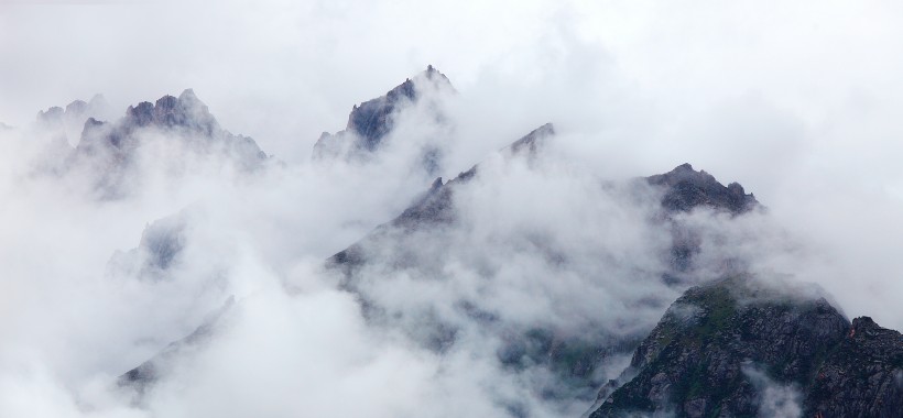 云雾缭绕的山峰图片(15张)