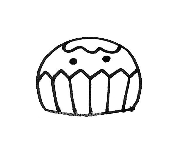 第四步：蛋糕上用波浪线画出奶油的感觉，并点上两个眼睛。