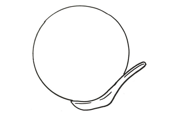 2.在勺子里面画一个大圆。