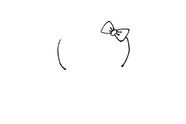 第二步：在右边弧线上画上一个斜的蝴蝶结。