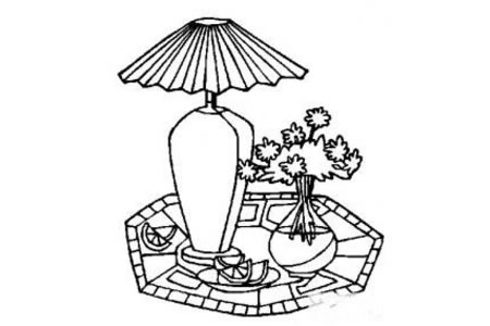 家居生活一角——台灯和花瓶
