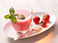 自制草莓奶昔味道幼甜爽滑